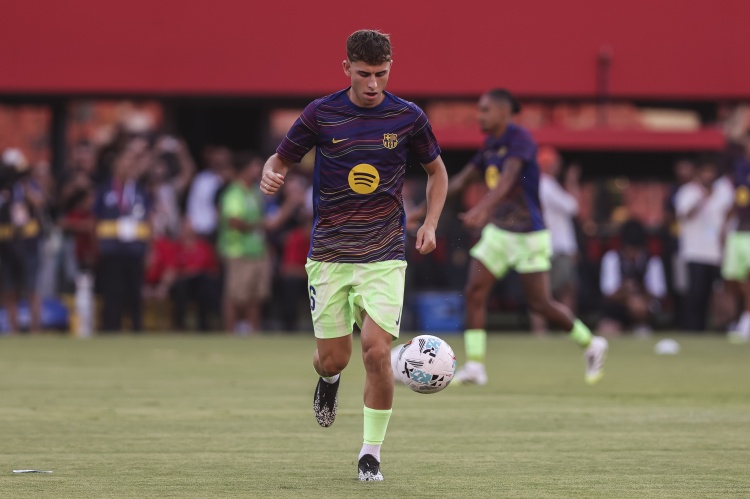 半岛体育-马卡：缓解财政压力且同位置人手充足，巴萨愿出售卡萨多与费尔明