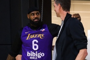 半岛体育官网-大加造访湖人训练馆！官推晒照：詹姆斯搂肩与其相谈甚欢