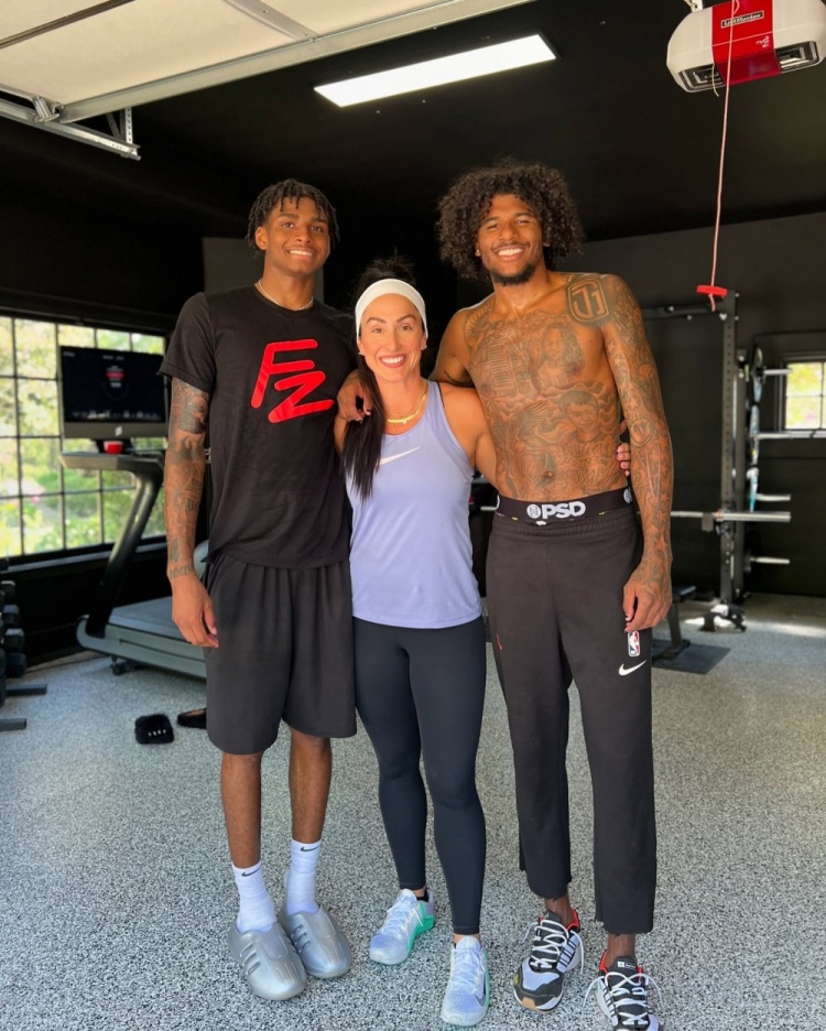 杰伦-格林挑战高难度力量训练 健身教练分享单腿提举杠铃核心展示