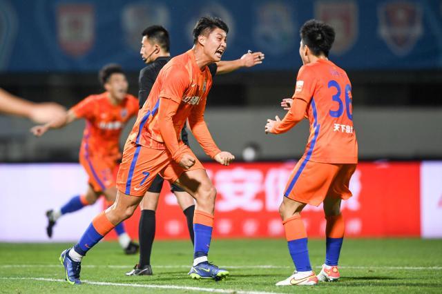 半岛体育-山东10分优势领跑 11年的等待!下轮取胜提前夺冠