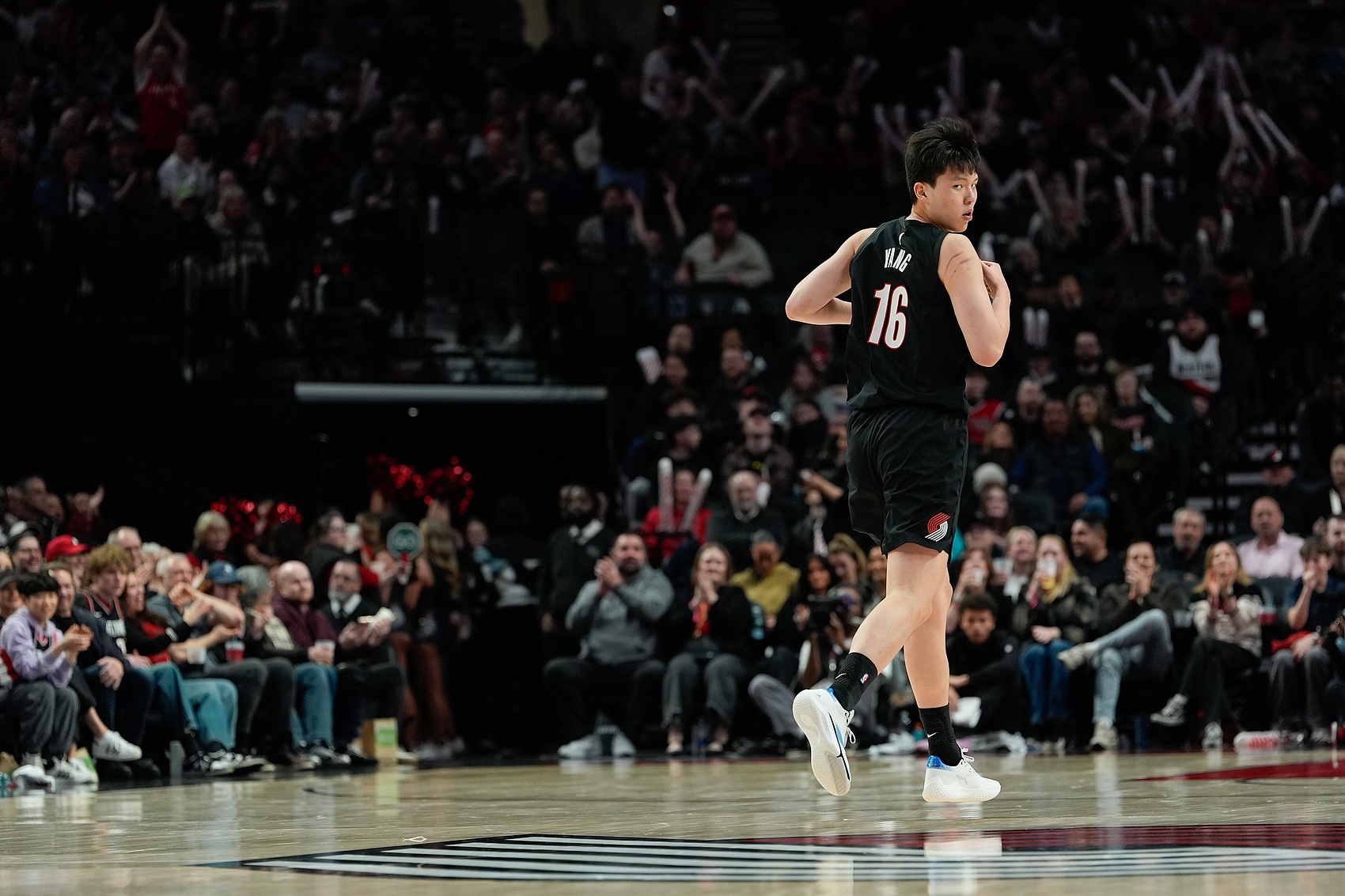 半岛体育-【菜鸟】杨瀚森6分4板1帽+损失2000刀 克尼佩尔失准13分&amp;三分6中1