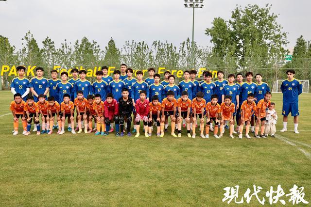 半岛体育官网-苏超南京队举行公开训练：吸引近百名市民围观，还和小学生来了一场热身赛